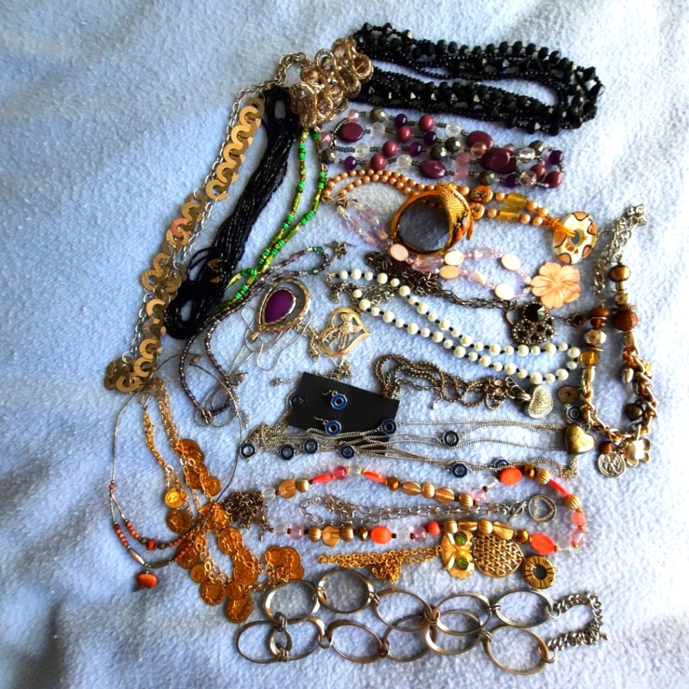 HUGE JEWELRY LOT...VINTAGE, BOHO, CONTEMPORARY. 21 NECKLACES & 2 BRACELETS.